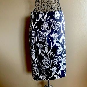 Covington Size 6 Navy Blue Floral Pencil Skirt